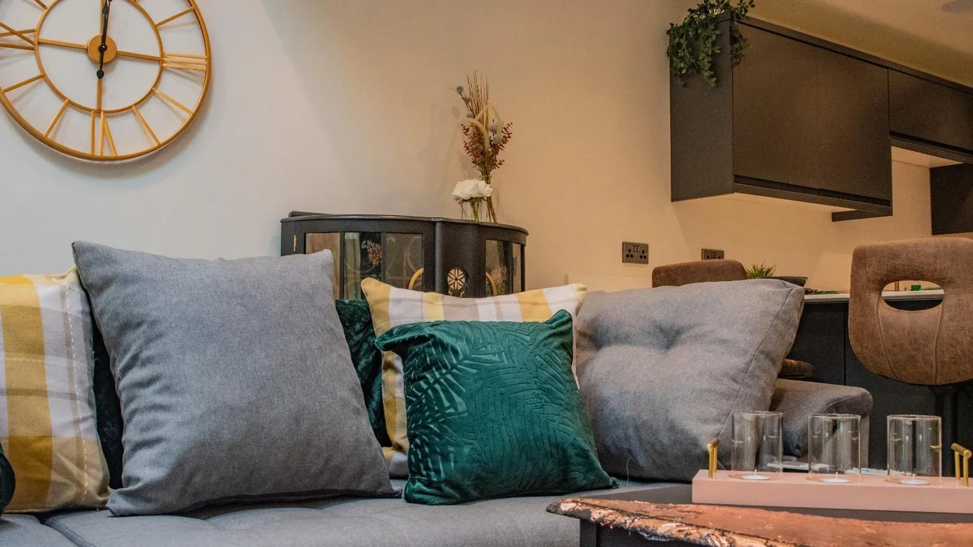 Bv Luxury 3 Bedroom Townhouse At Bed Cliff Oaks Leeds  Apartment
