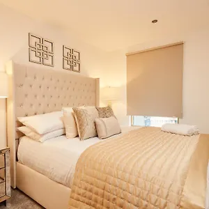 Apartment Deluxe Apt, Beautiful River View,free Parking No Balcony, Leeds (West Yorkshire)